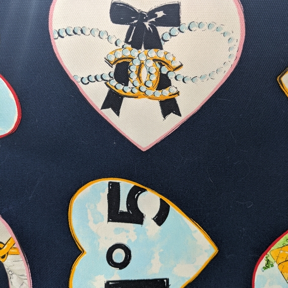 Chanel Valentine vintage tote featuring Chanel charms design motif - Picture 3 of 16